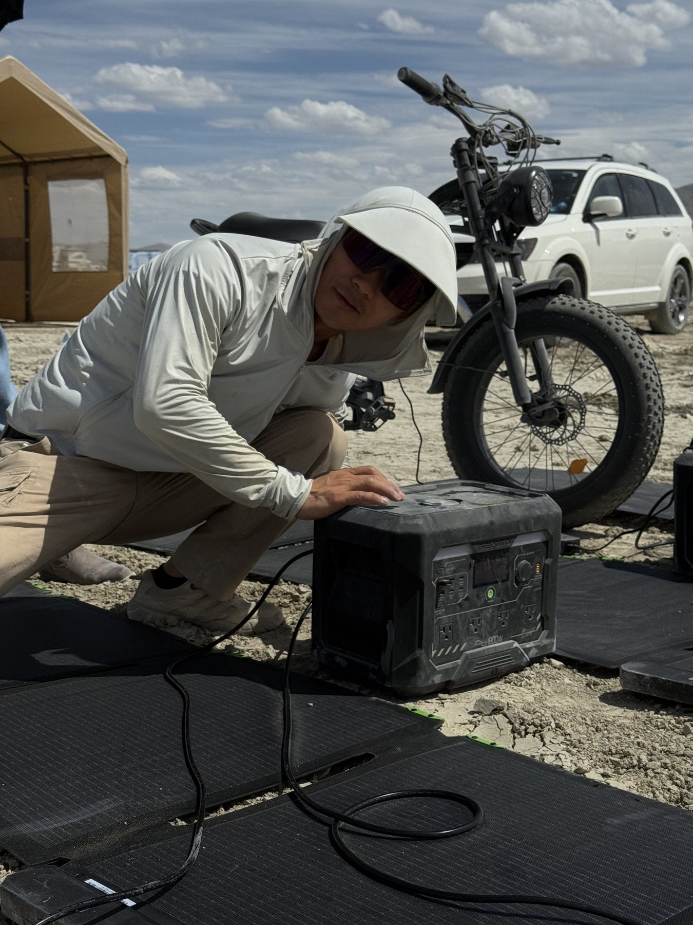 A camper with a GEYOTO power station and solar panels