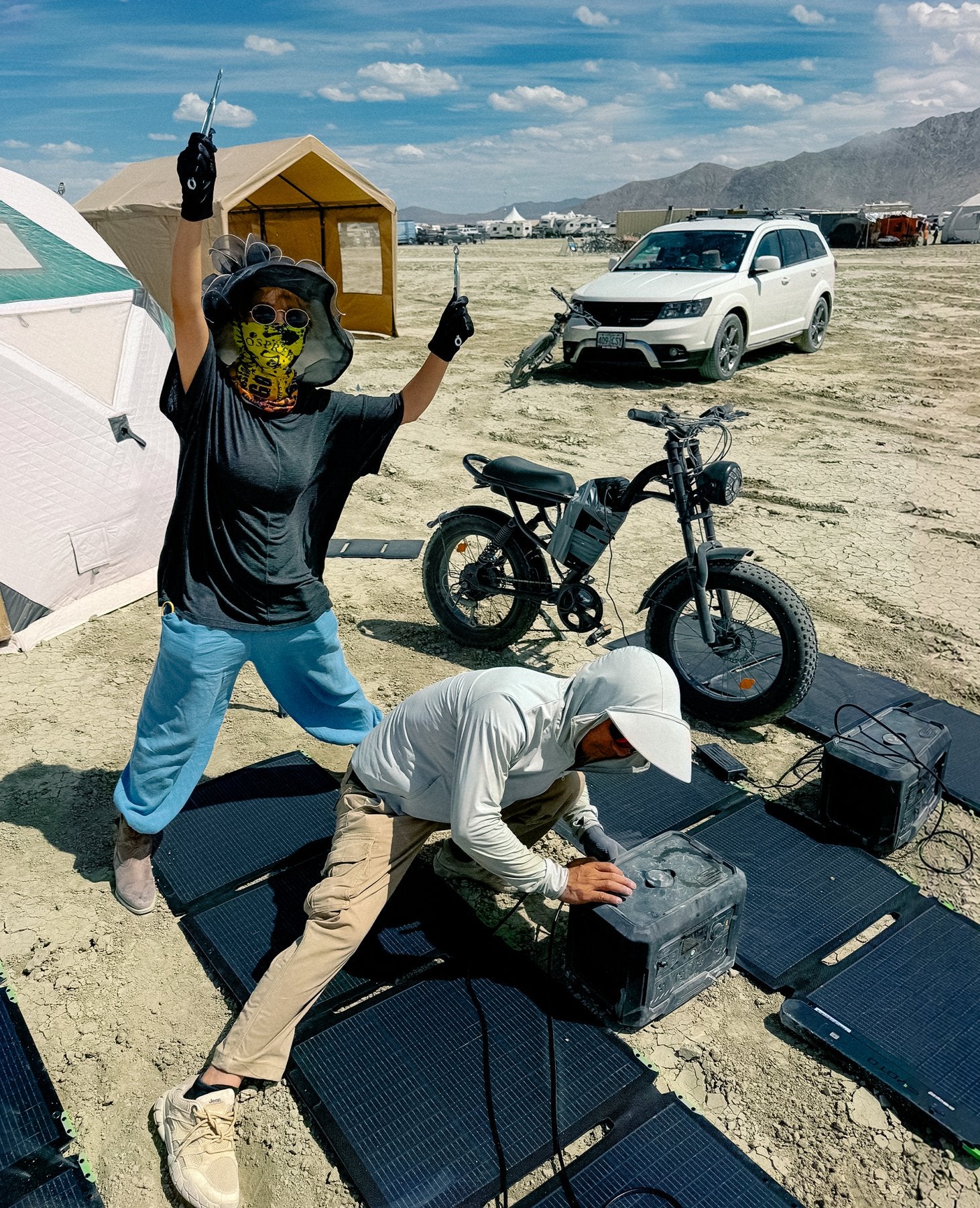 Campers with GEYOTO power stations and solar panels